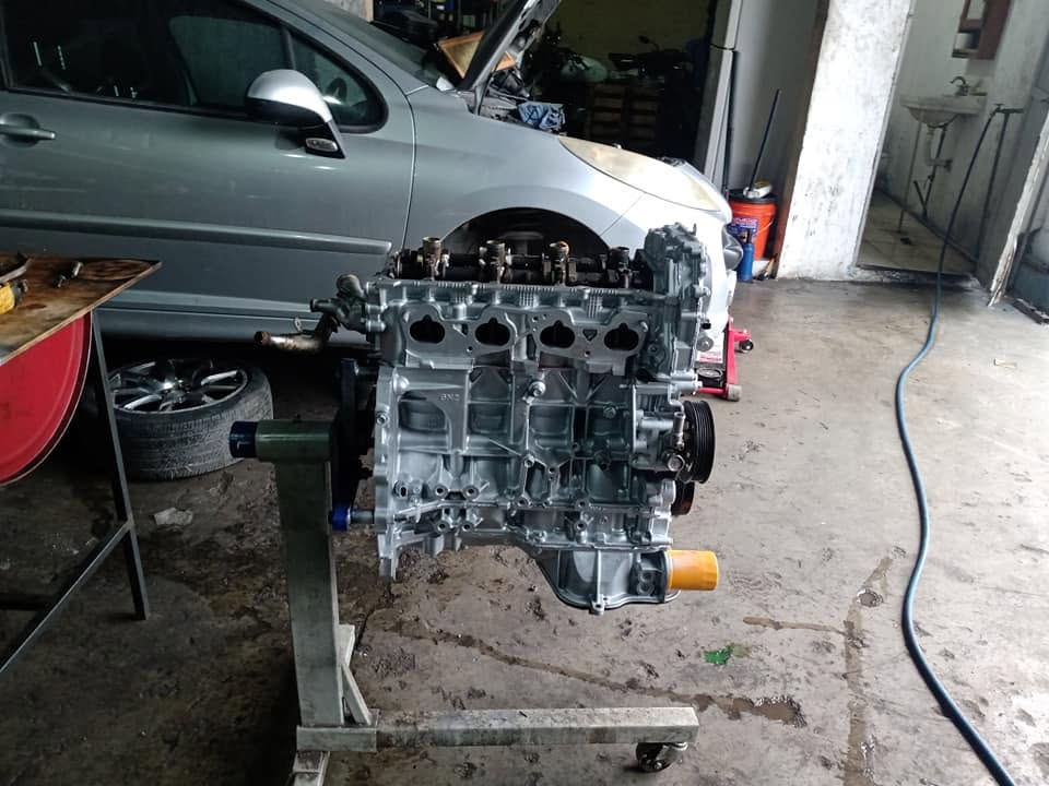 Motor instalado en vehículo dentro del taller Zona Mecánica
